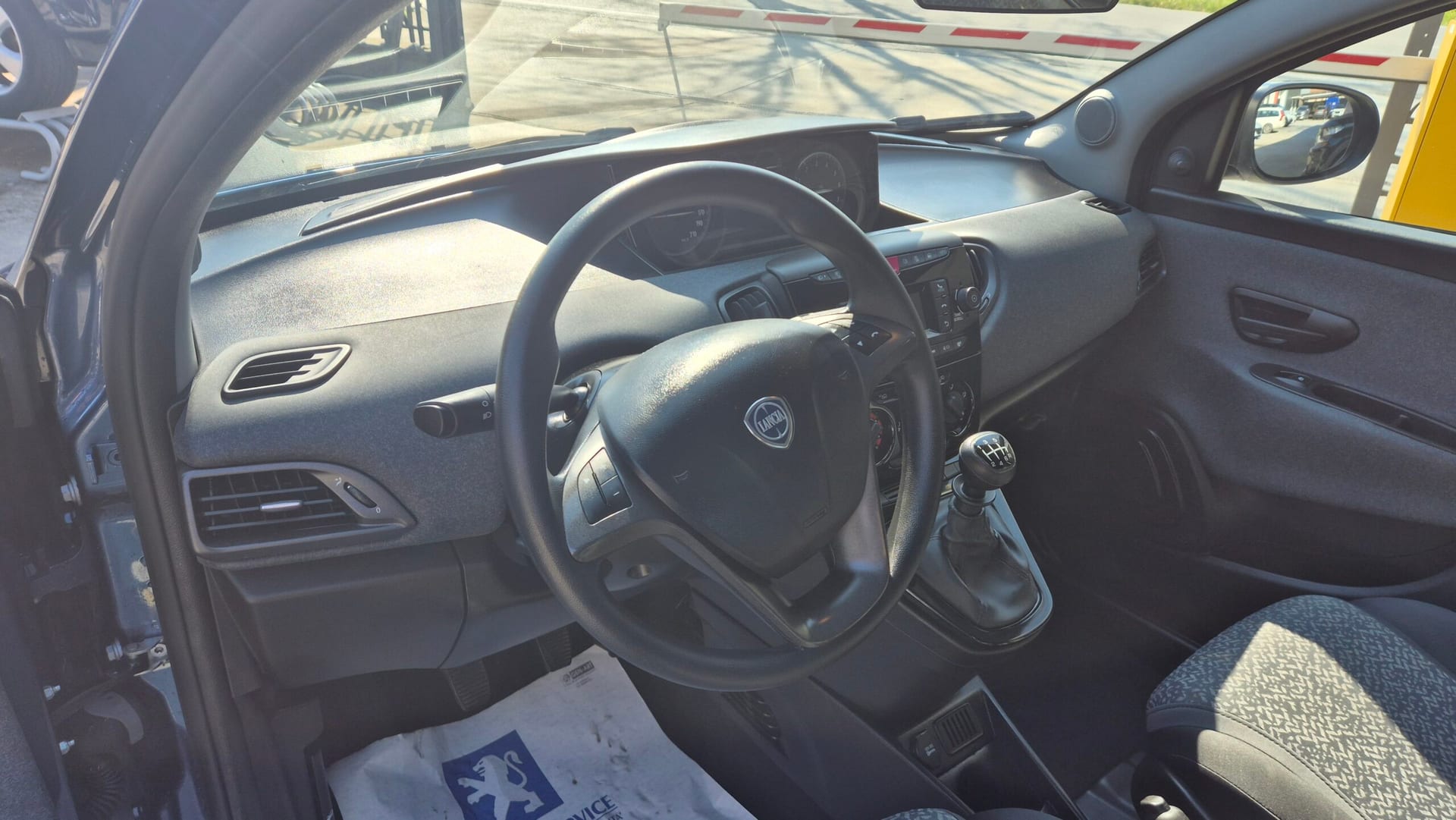 Lancia Ypsilon 1.0 FireFly 5p Hibrid Silver — foto 9 di 19