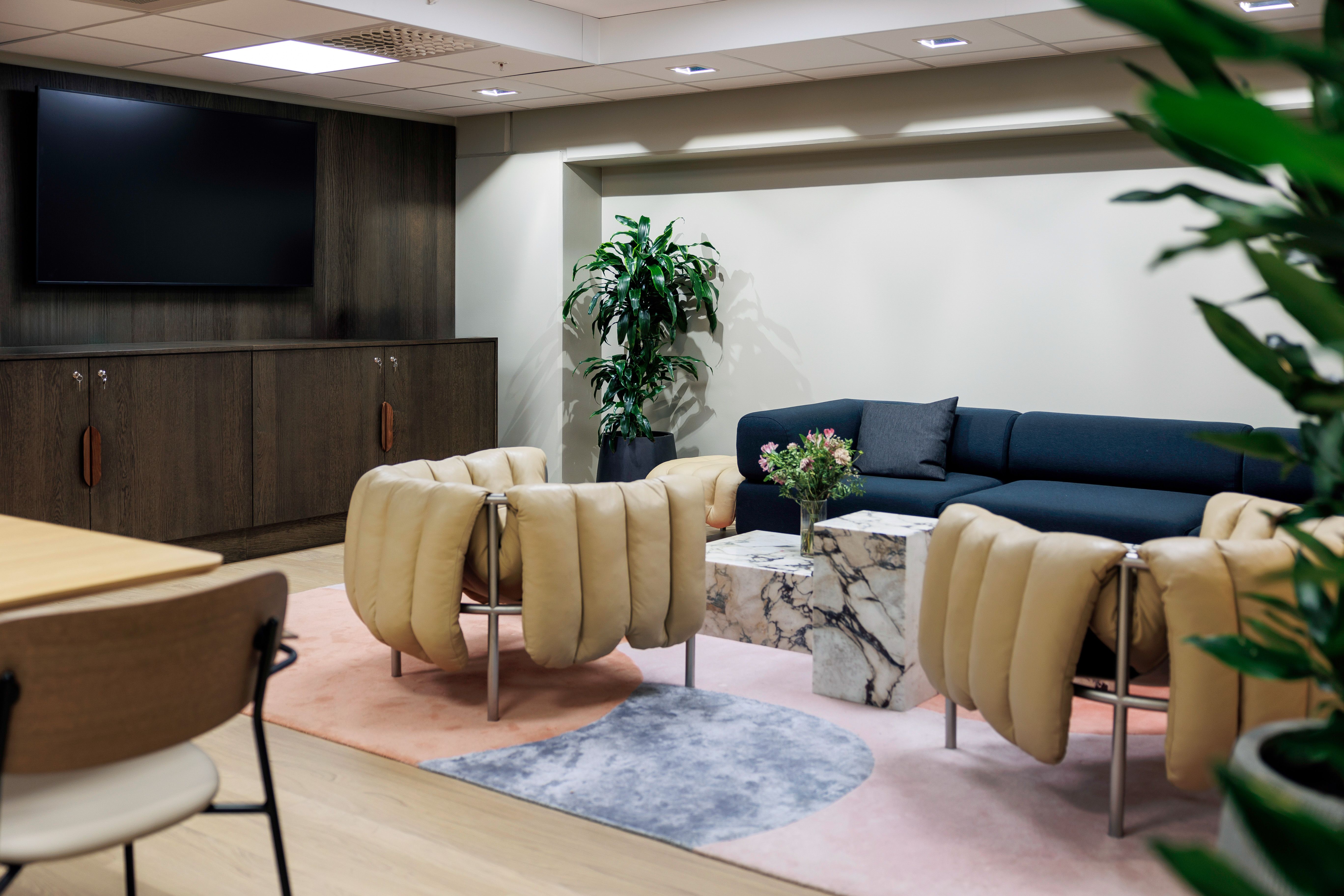 Spacious social zone