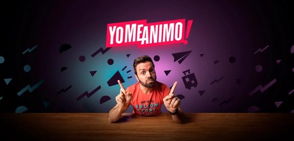 Man pointing up with both hands in front of a background with a geometric design and highlighted text that says 'Yo Me Animo!'