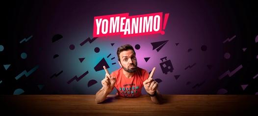 Hombre señalando hacia arriba con ambas manos frente a un fondo con diseño geométrico y texto destacado que dice 'Yo Me Animo!'
