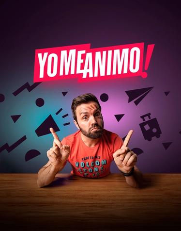 Hombre señalando hacia arriba con ambas manos frente a un fondo con diseño geométrico y texto destacado que dice 'Yo Me Animo!'