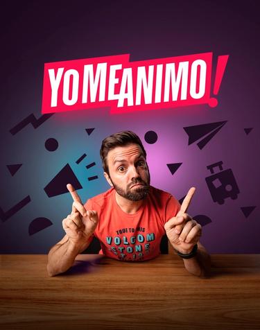 Man pointing up with both hands in front of a background with a geometric design and highlighted text that says 'Yo Me Animo!'