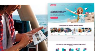 hombre sosteniendo una tablet, navegando en el sitio web de YoMeAnimo, a la derecha el sitio home