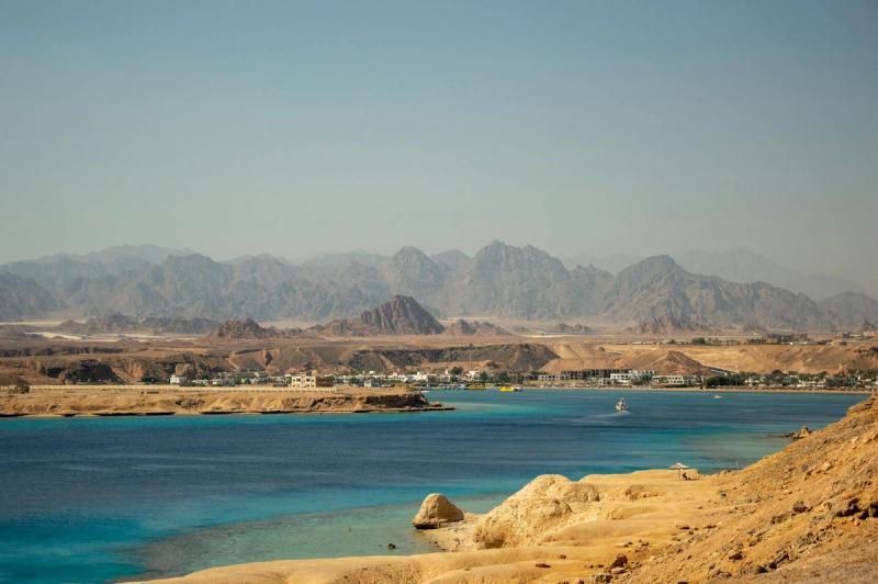 Vue panoramique d'El Gouna avec eaux turquoise et montagnes, Égypte