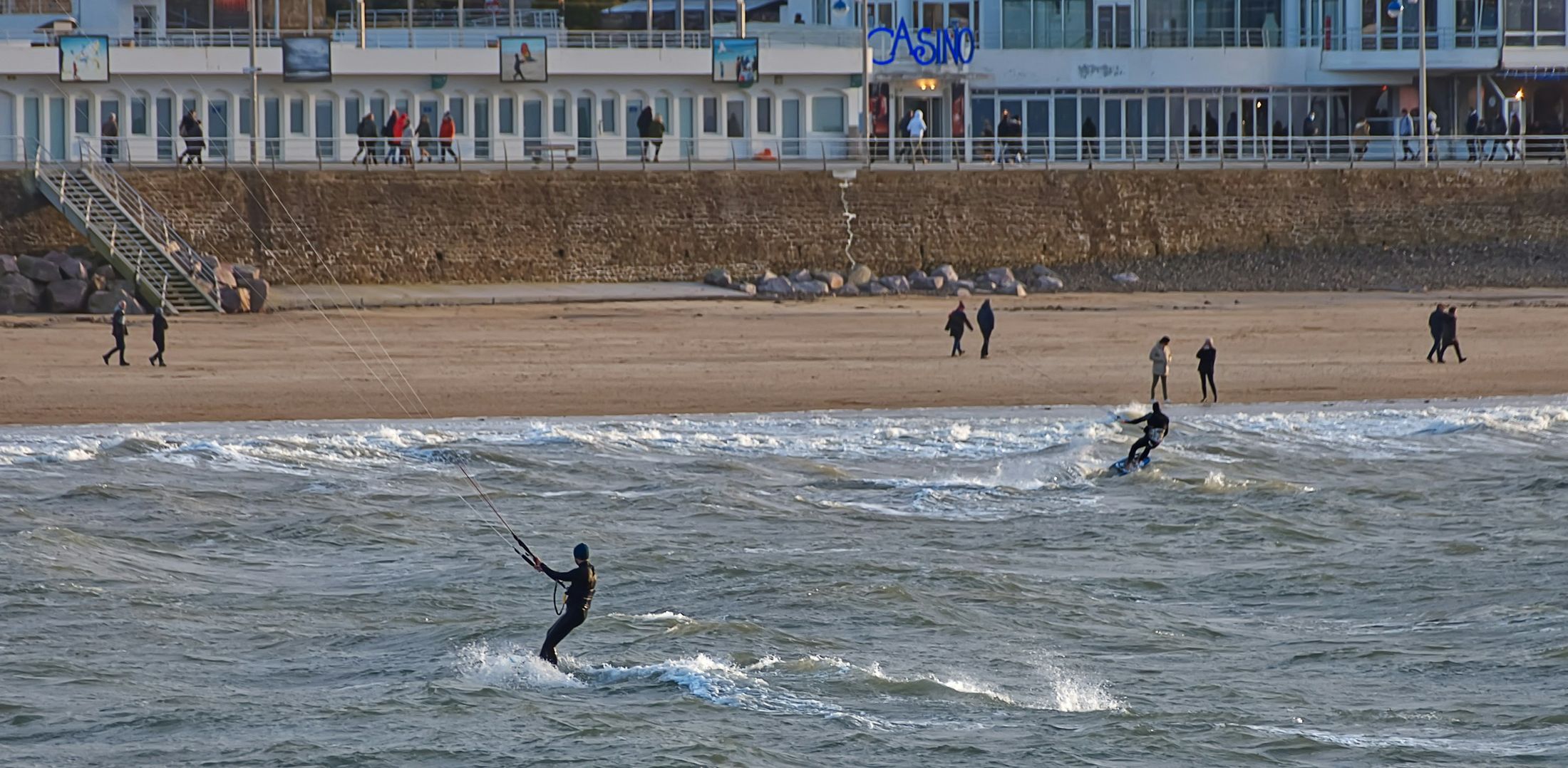 Plusieurs kiteboarders sur un plan d'eau atlantique, illustration de l'agenda glisse côte Atlantique