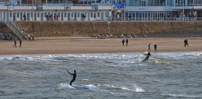 Plusieurs kiteboarders sur un plan d'eau atlantique, illustration de l'agenda glisse côte Atlantique