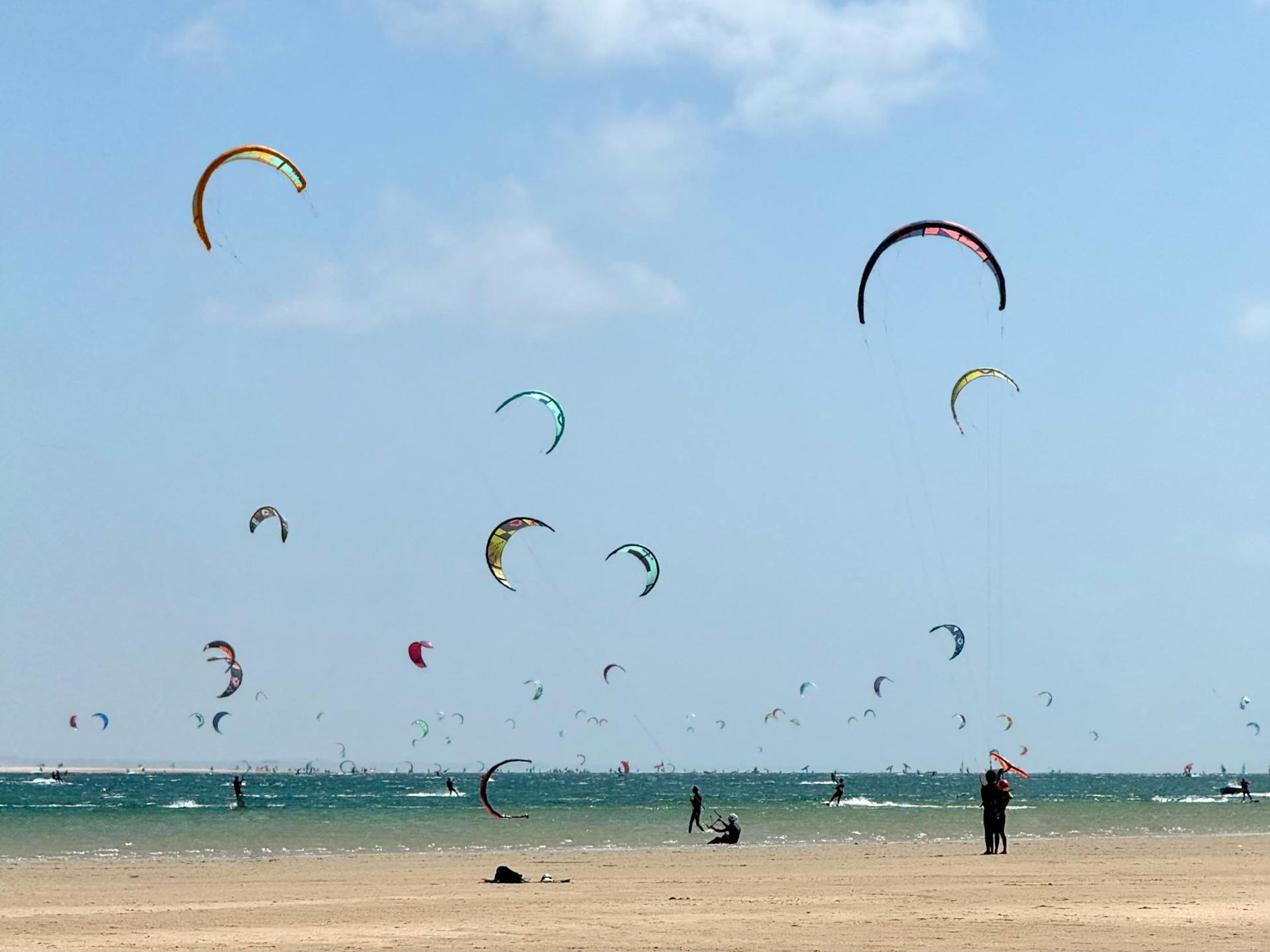 Kiteboarders et kites colorés sur la plage de Dakhla, Maroc