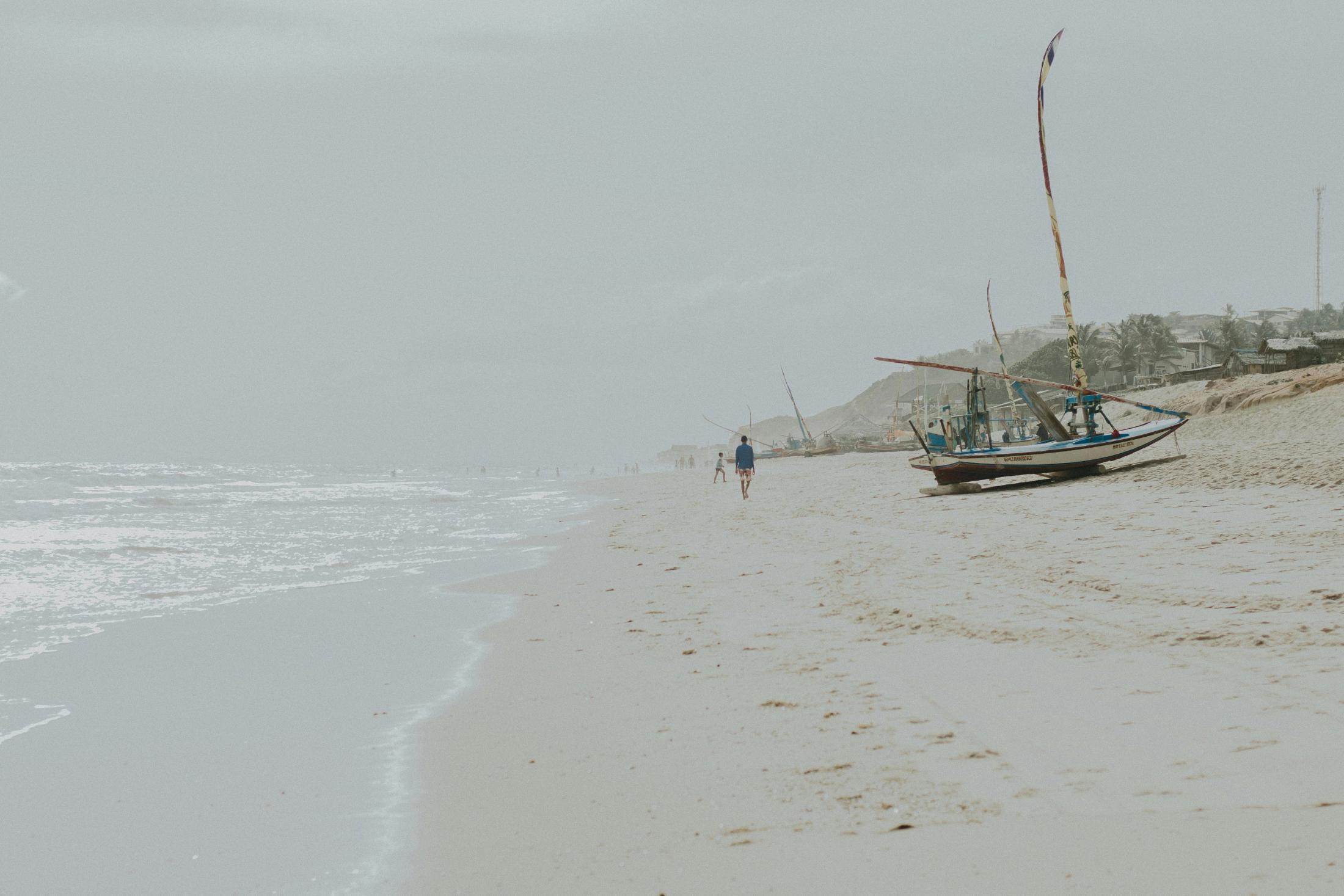 Plage de Cumbuco au Brésil — kite gonflable au coucher du soleil, illustration de la transformation du village en capitale mondiale du kitesurf
