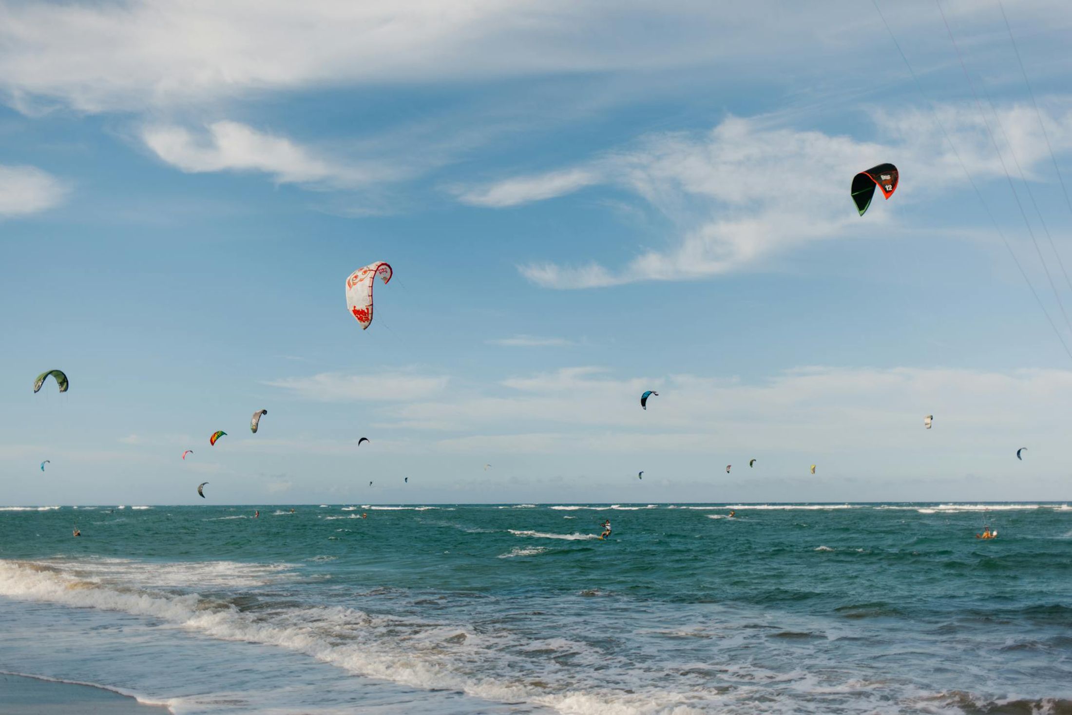 Kitesurfeurs sur les vagues à Cabarete, République Dominicaine
