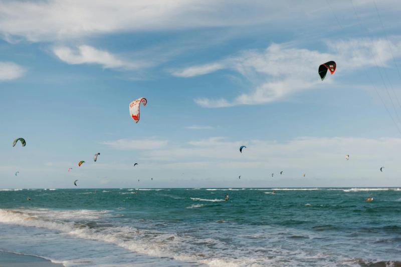 Kitesurfeurs sur les vagues à Cabarete, République Dominicaine