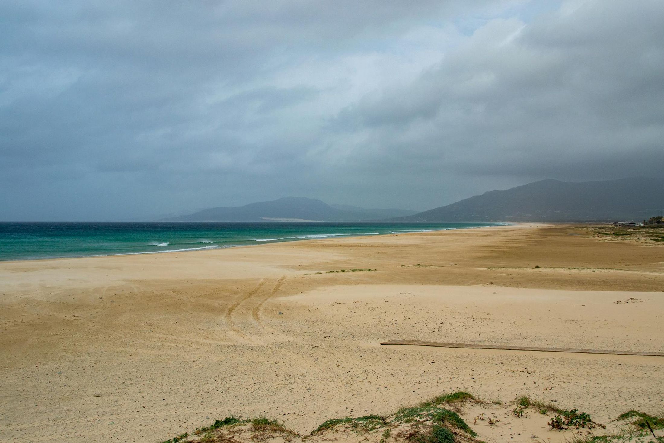 Plage de sable de Tarifa en Andalousie, Espagne