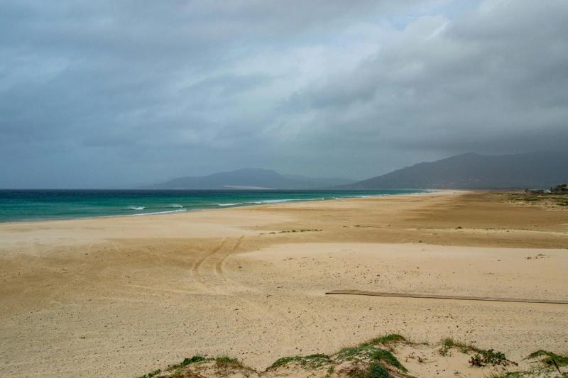 Plage de sable de Tarifa en Andalousie, Espagne