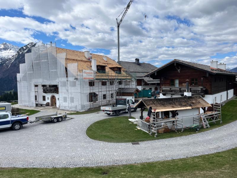 winterstellgut holzschindeldach von weiter weg