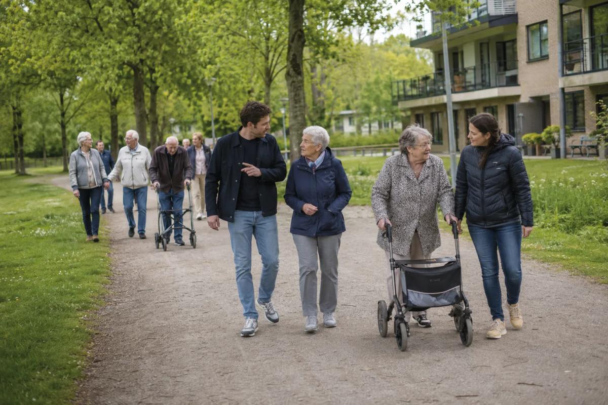Een maatschappelijk teamuitje van Go Social. Wandeling met ouderen.