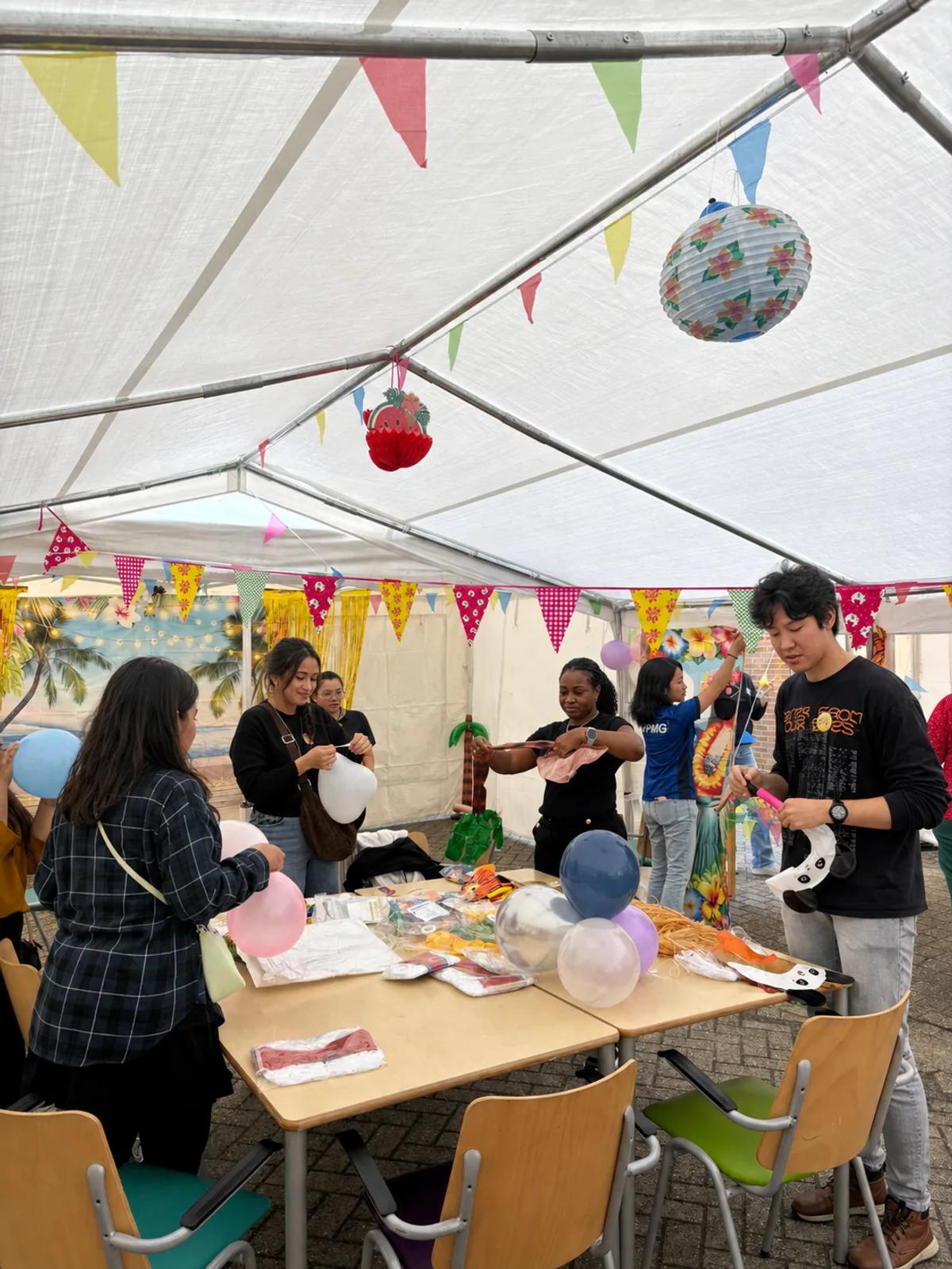 Bezoekers en KPMG-collega’s genieten samen van het zomerfeest bij ODION