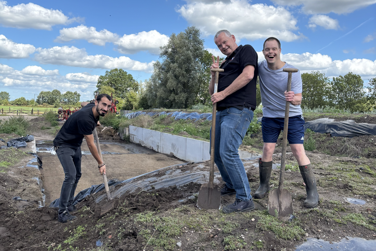 Vrijwilligers van MBO Amersfoort met scheppen op de zorgboerderij in Soest