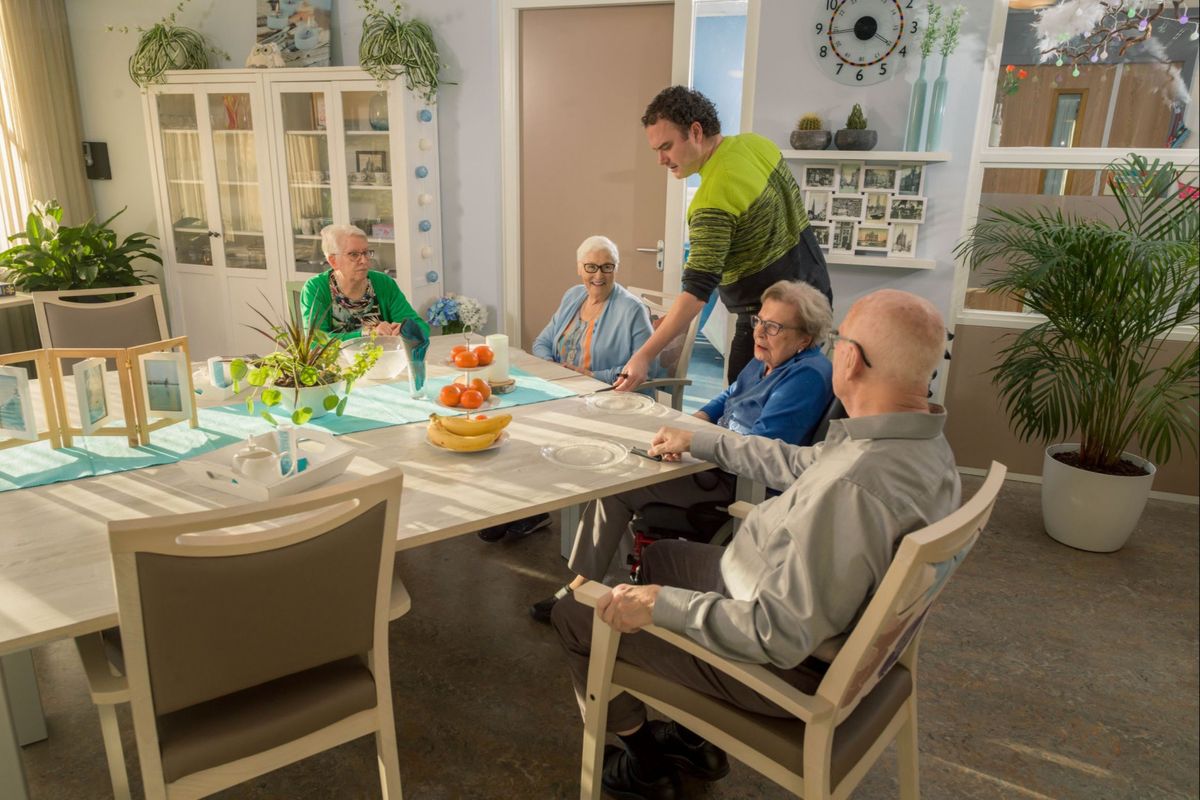 Vrijwilliger van de Rijksrecherche serveert high tea aan bewoners van zorglocatie IJsselheem in Zwolle