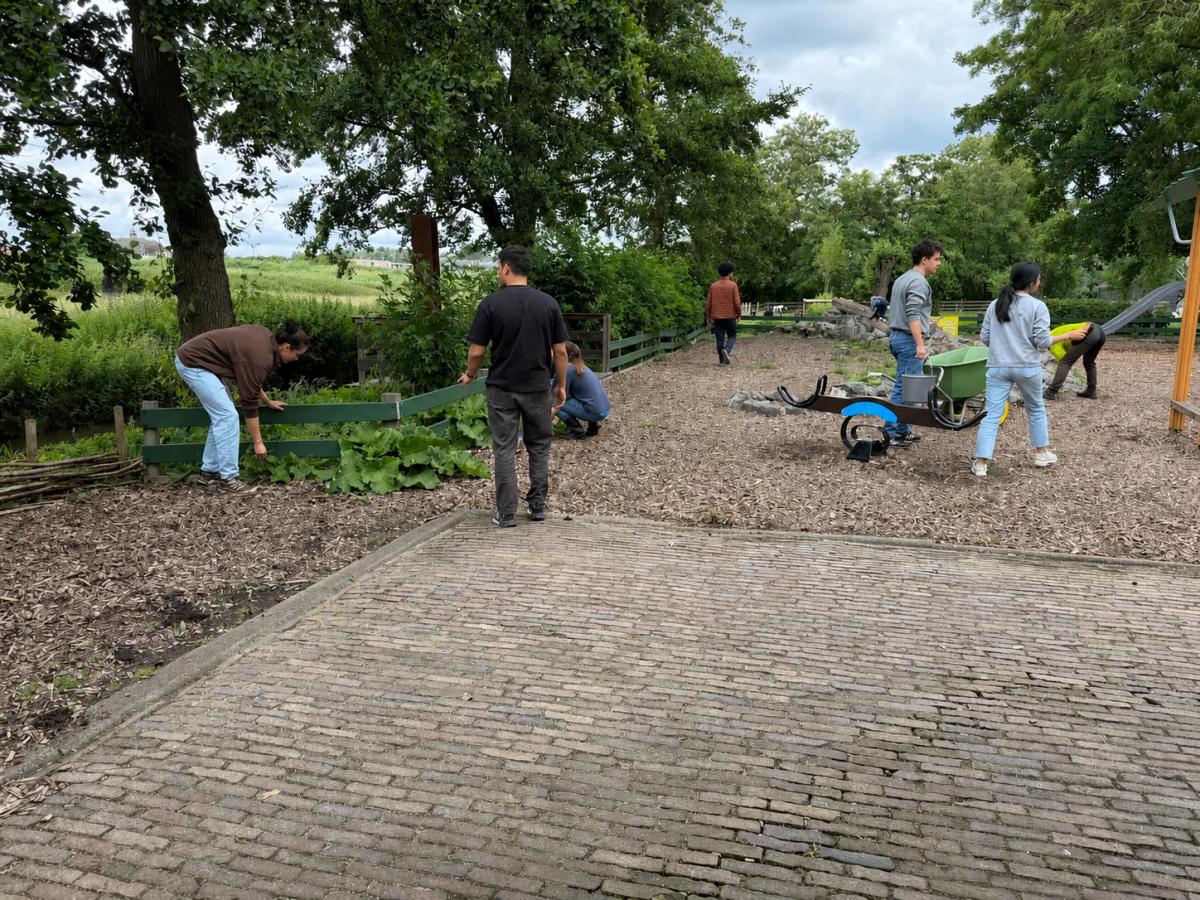 KPMG repareert speeltoestellen en knapt een kinderboerderij op