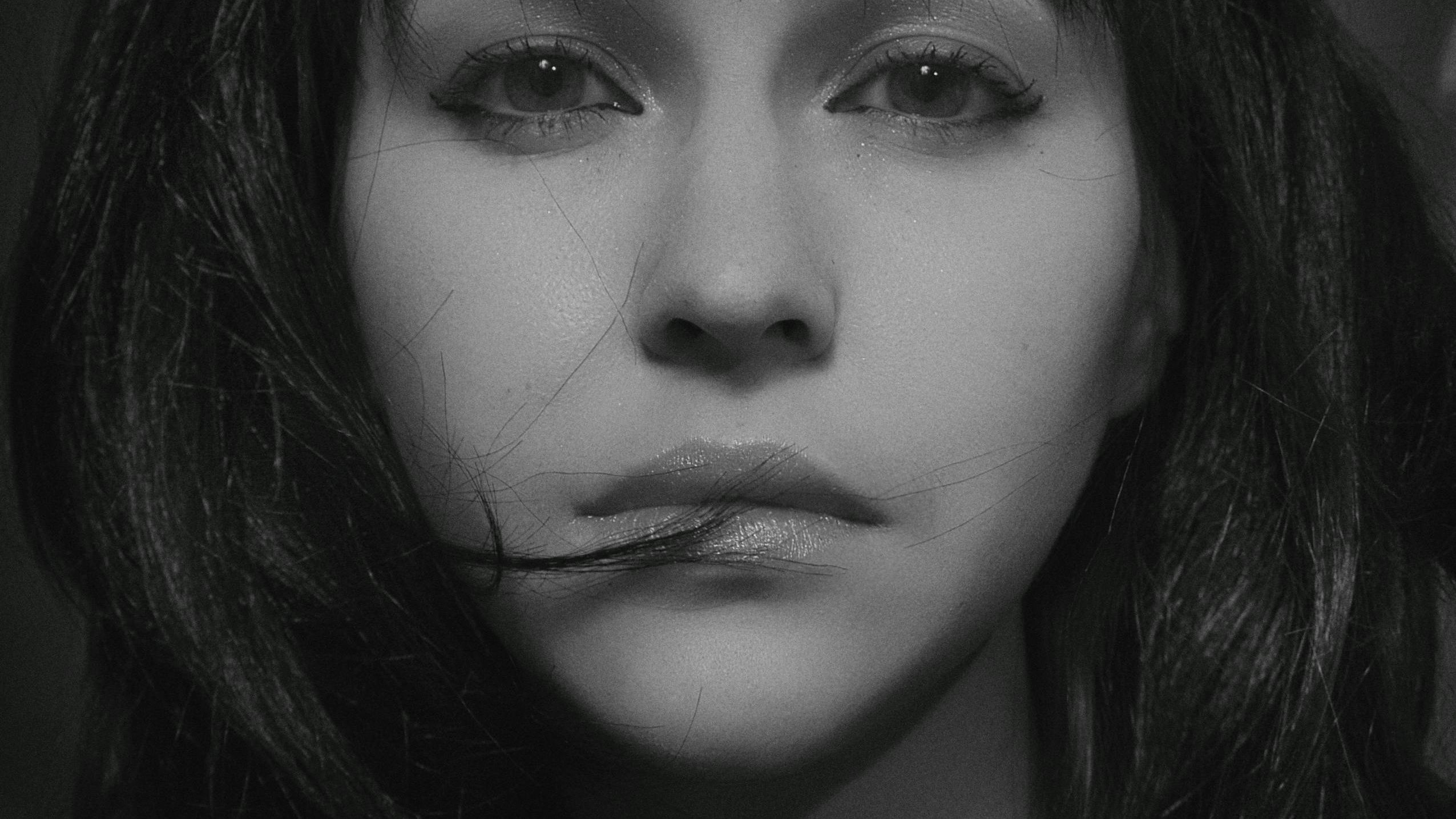 Foto van een vermoeide persoon die te maken heeft met emotionele verwaarlozing