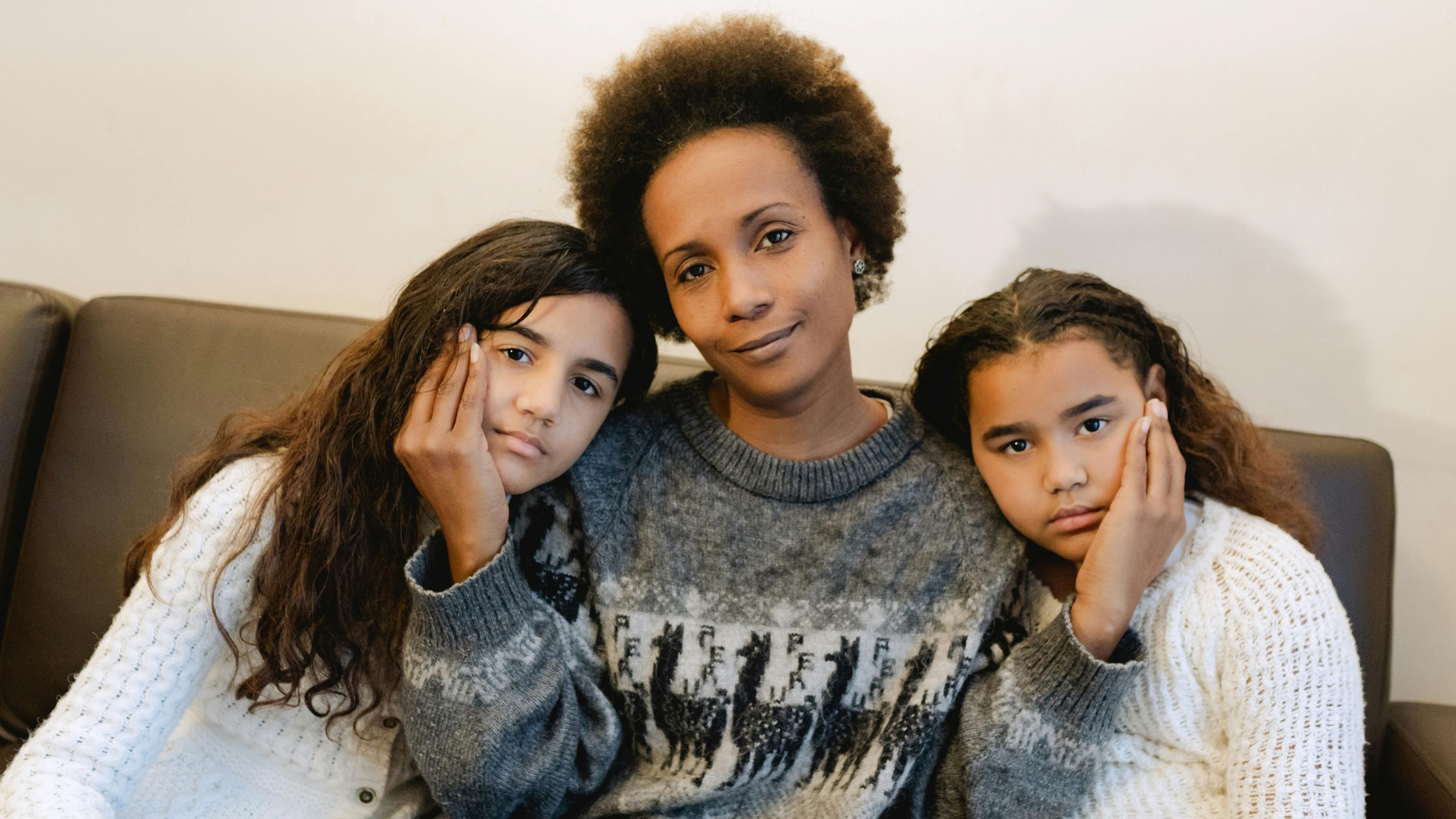 Emotionele verwaarlozing gevisualiseerd in fotovorm. Moeder is aanwezig, maar kinderen voelen die affiniteit en liefde niet..