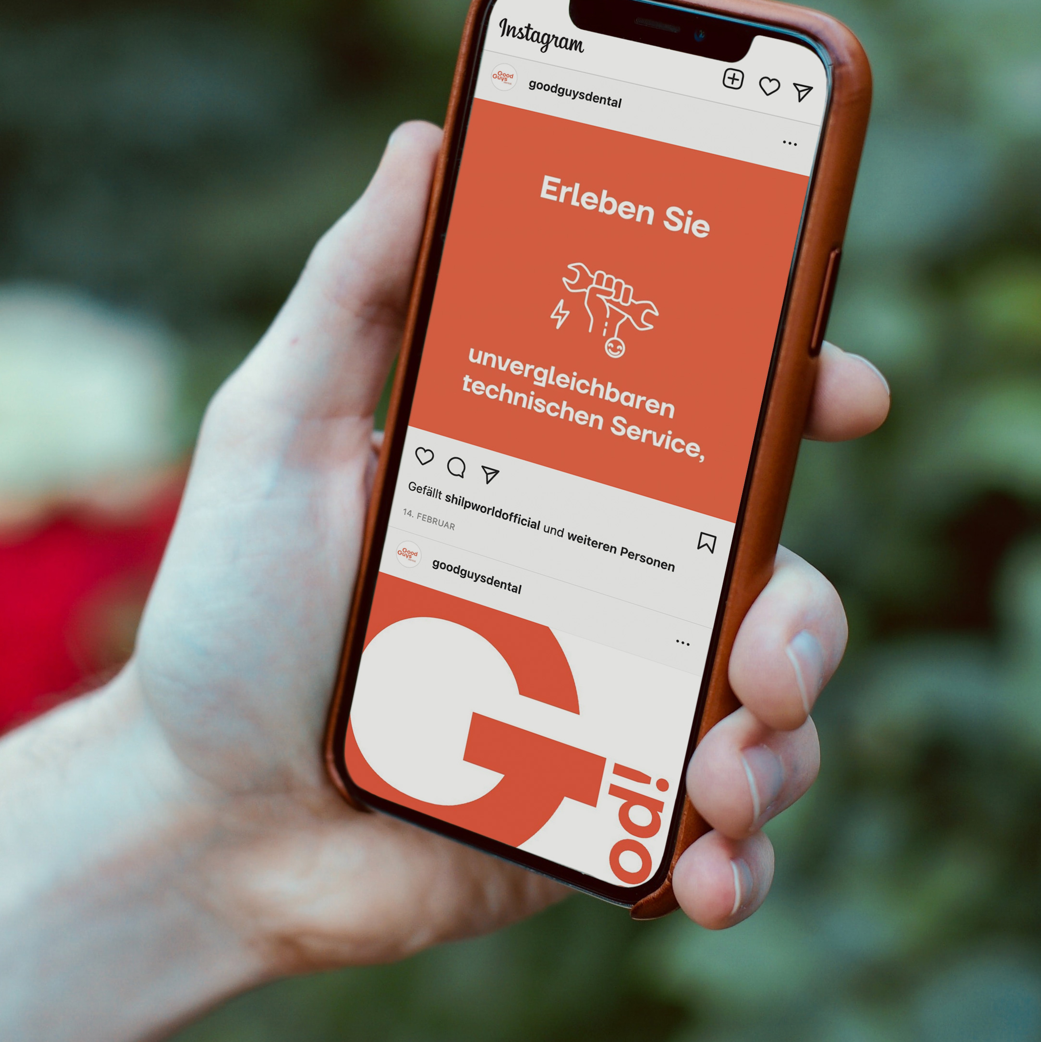 Smartphone mit Instagram Post