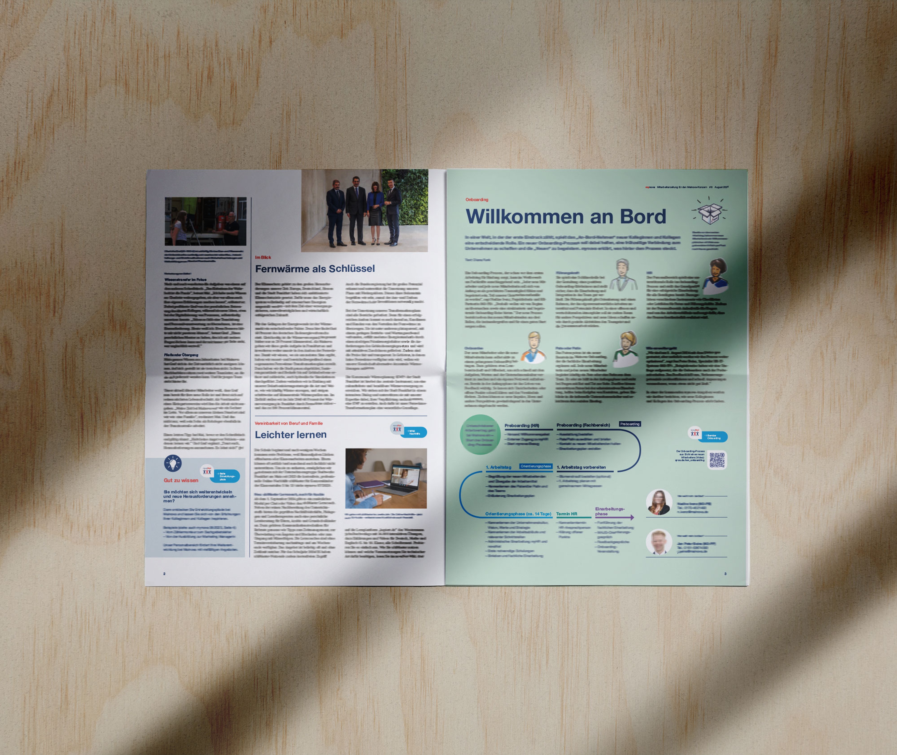 Offene aufgeschlagene Zeitung mit Sonnenlicht auf Holztisch