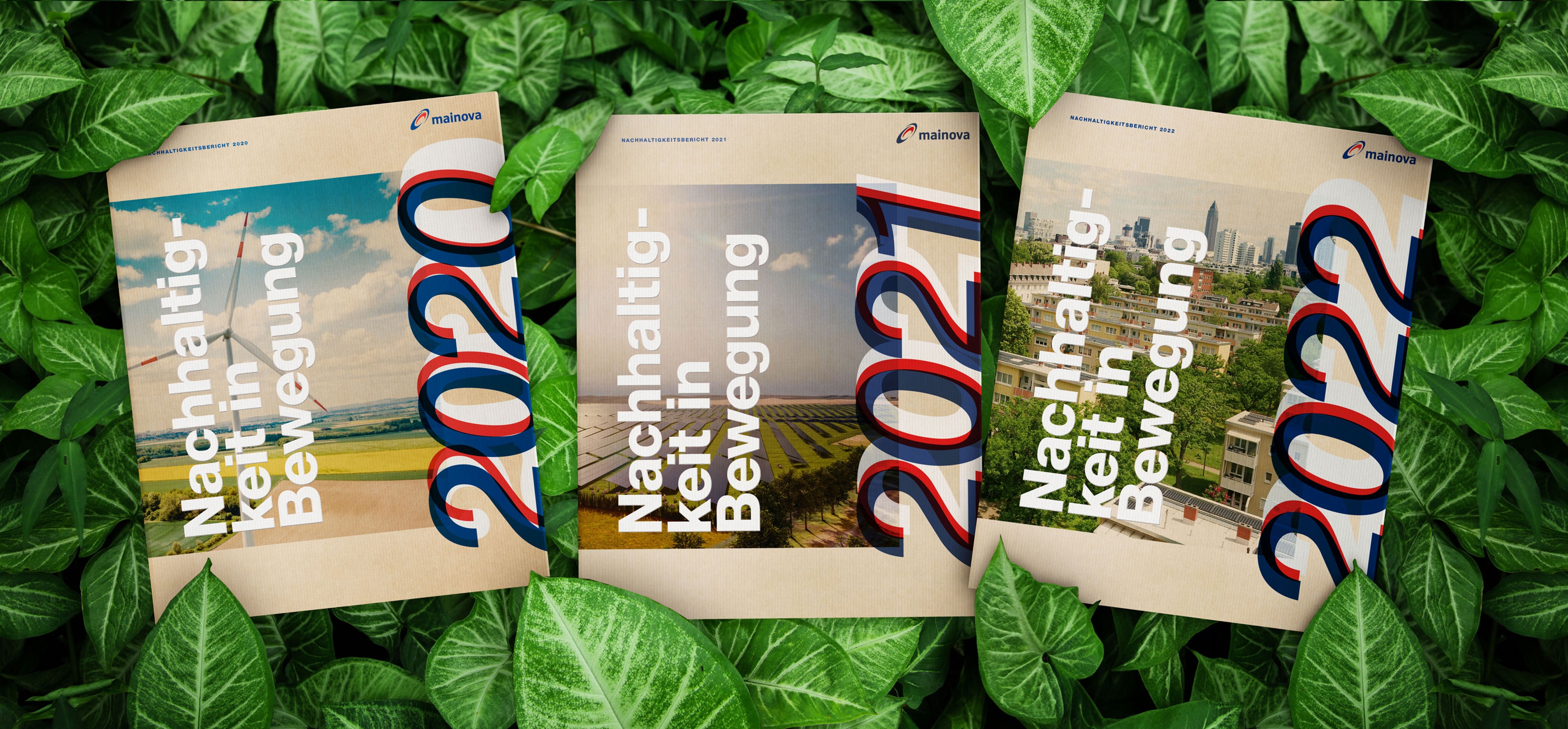 Drei Nachhaltigkeitsberichte in grüem Efeubeet