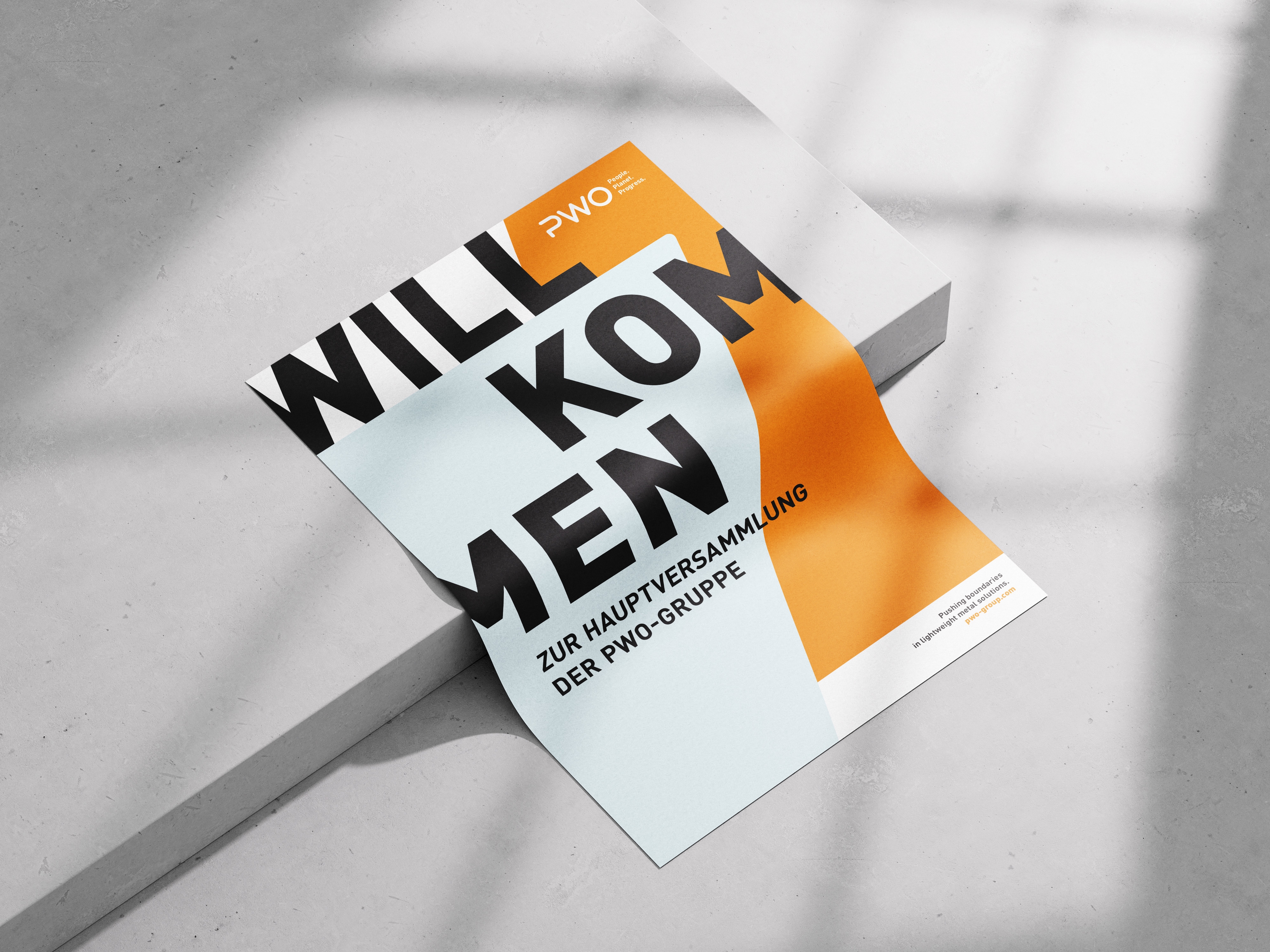 Poster-Mockup von Hauptversammlung des Unternehmens in cleaner Umgebung
