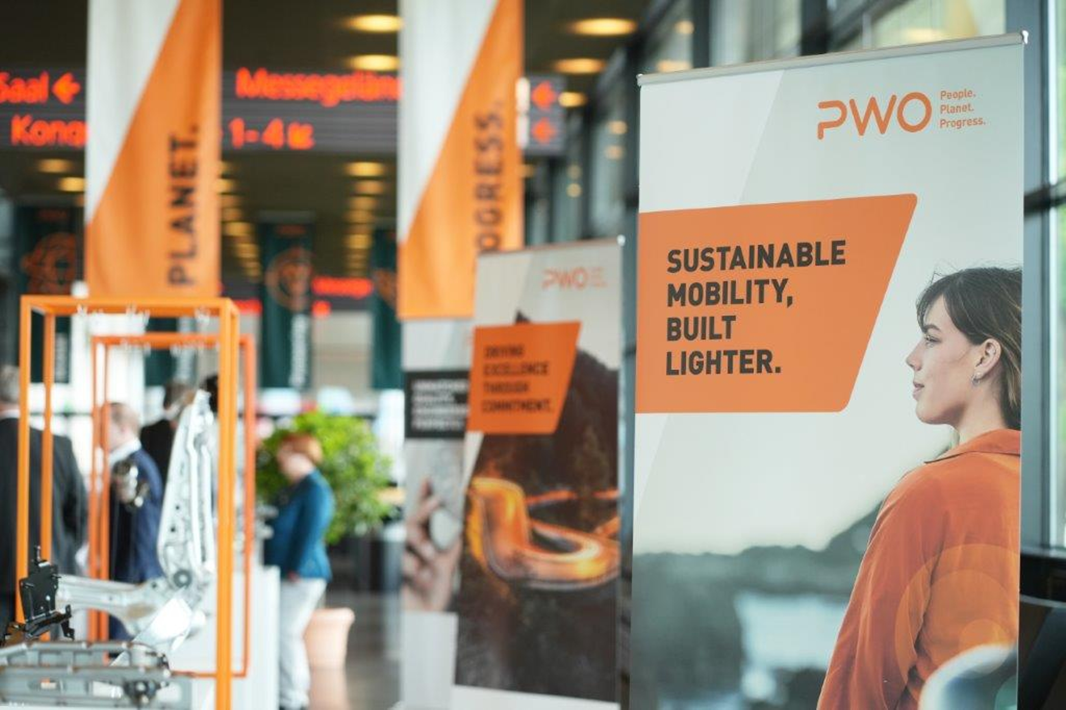 Banner und Fahnen in großer Veranstaltungshalle