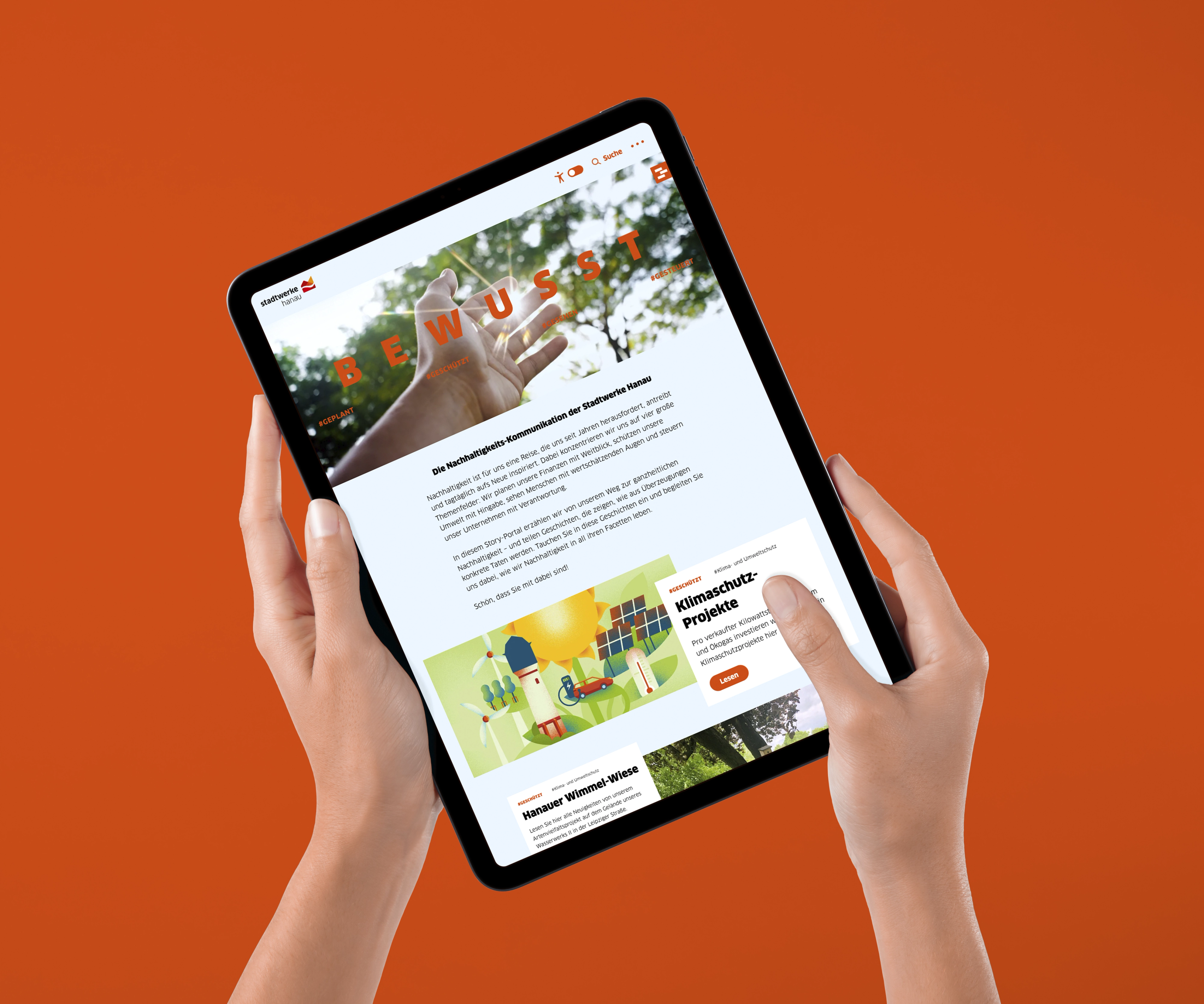 Hände halten Tablet iPad in der Hand mit Website des Storyportals