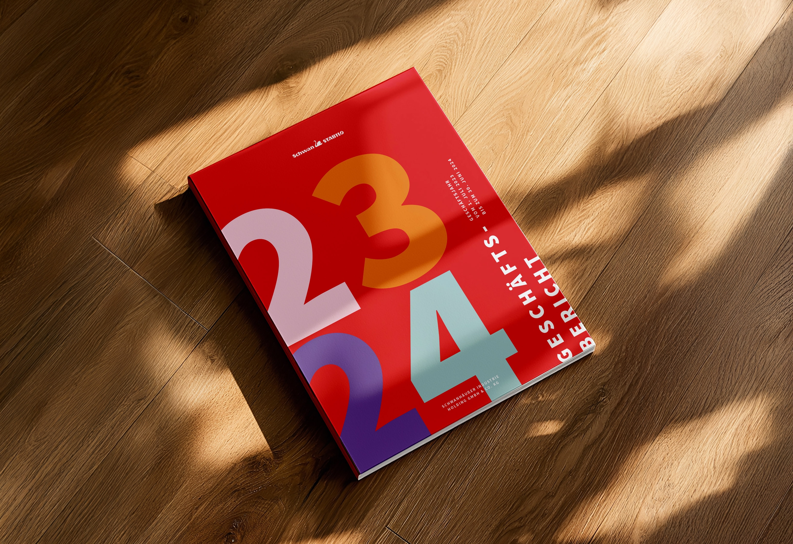 Foto roter Geschäftsbericht auf Holz mit Sonnenlicht