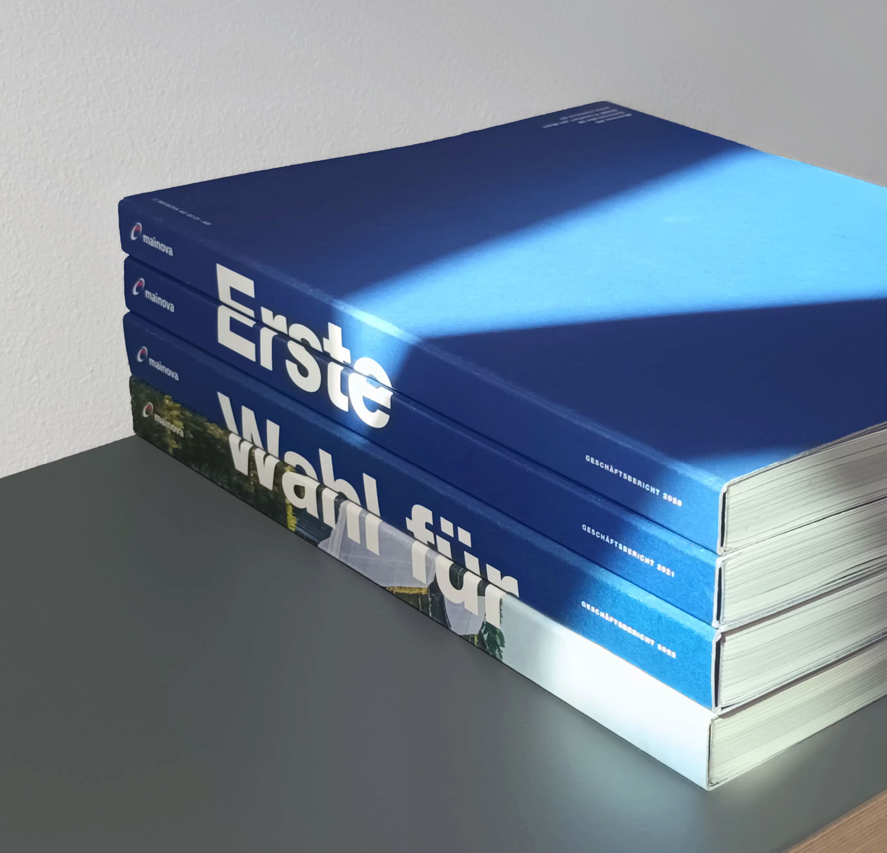 Stapel von Geschäftsberichten mit gestaltetem Buchrücken