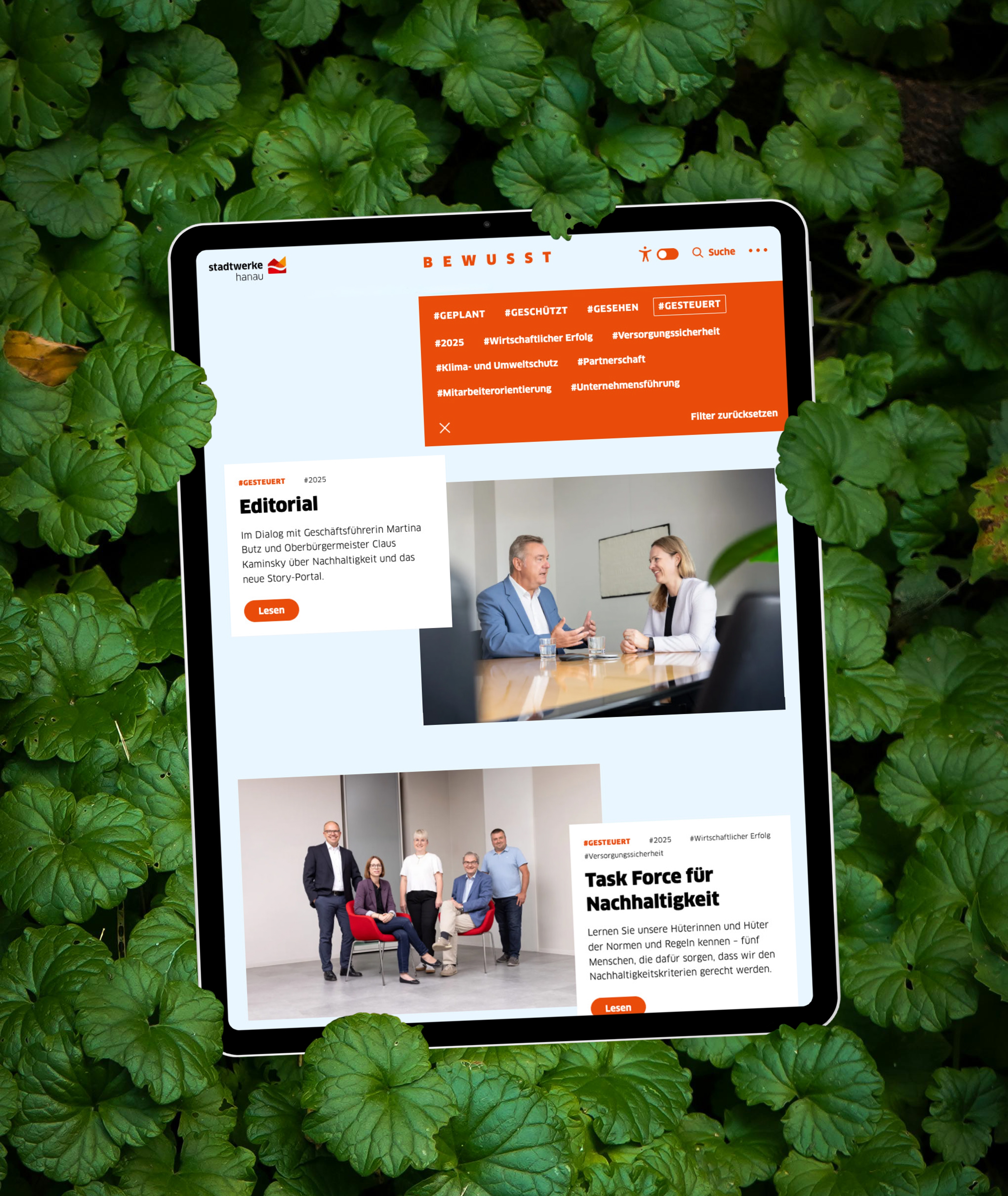 iPad vor grünem Hintergrund mit offener Website und Filterfunktion
