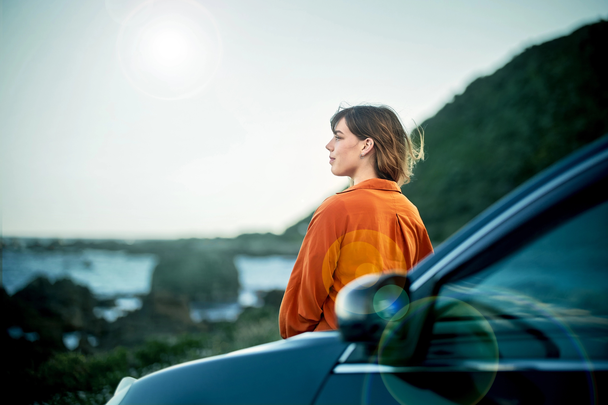Frau hinter Auto