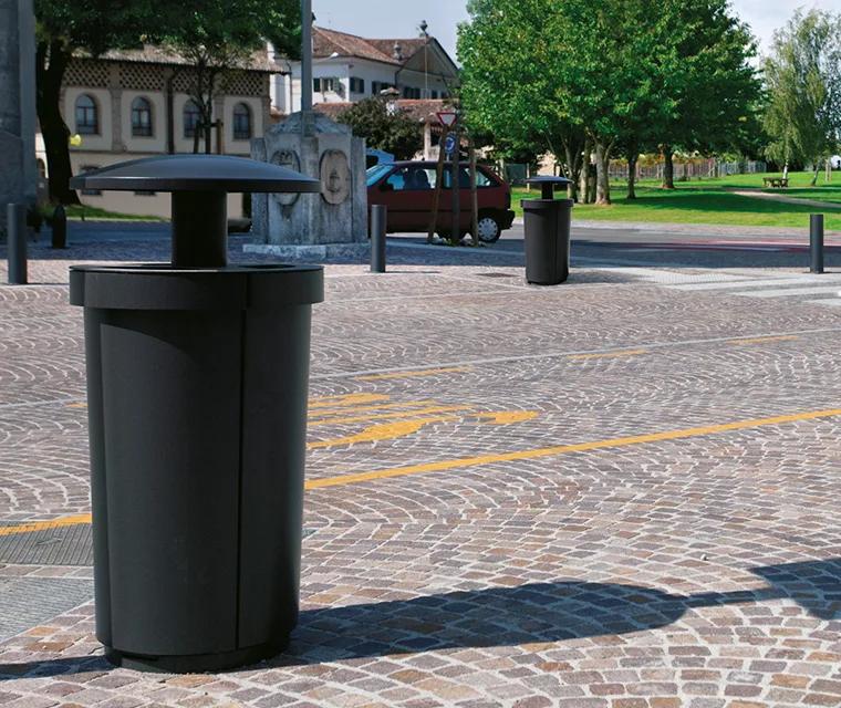 MECORA’ is a three-compartment street bin for the separated collection of waste that combines functionality and design.
