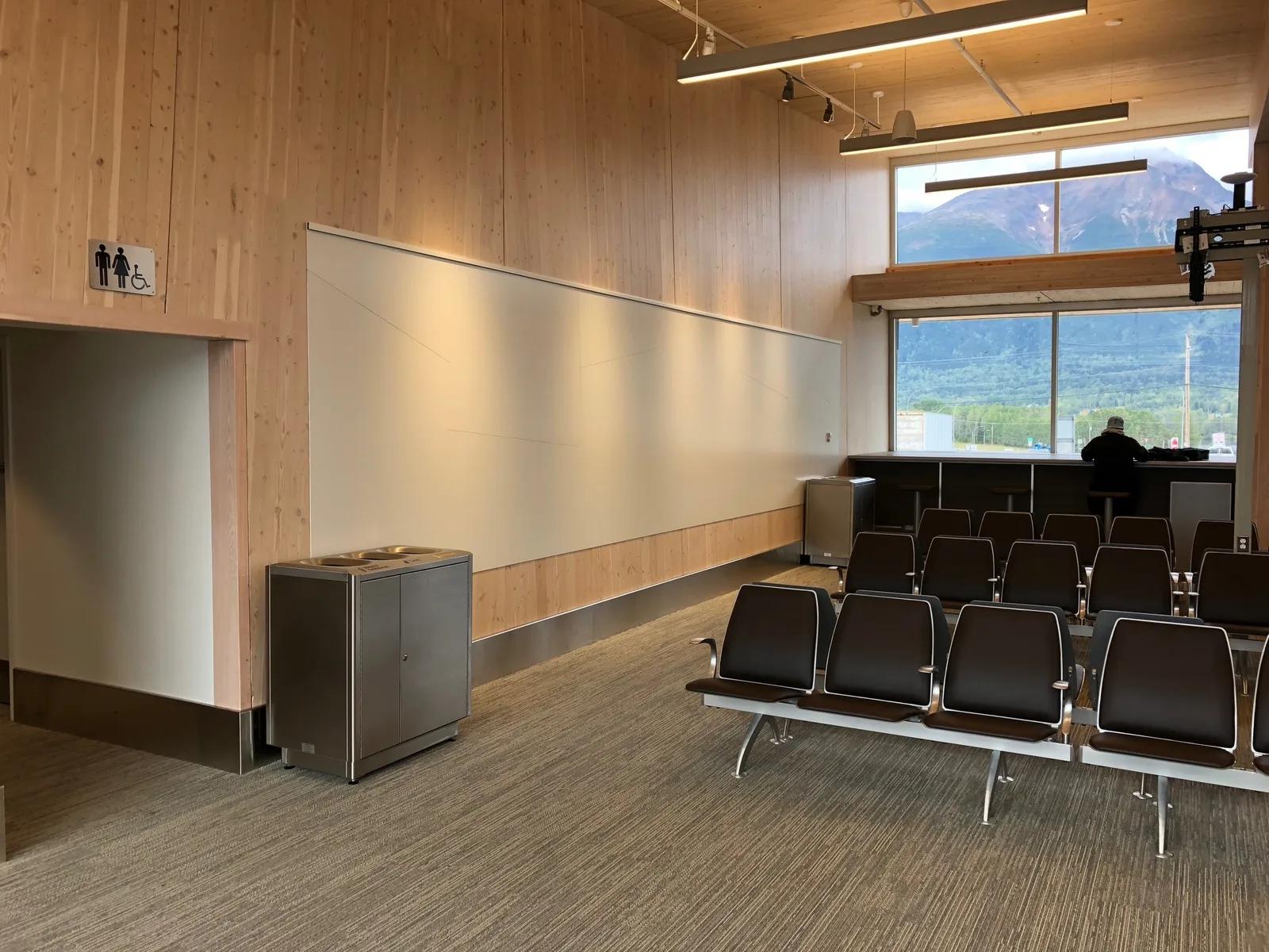 S300-Recyclingbox am Smithers Airport, British Columbia