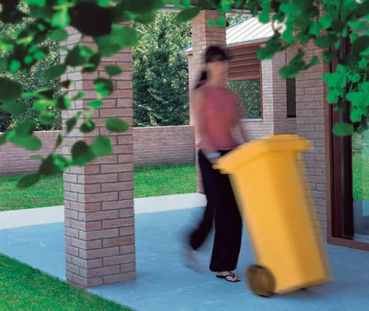 Maximum expression of design and compact shape with a volume of 100 litres for a wheeled container: these are the distinctive features of MOOVI.