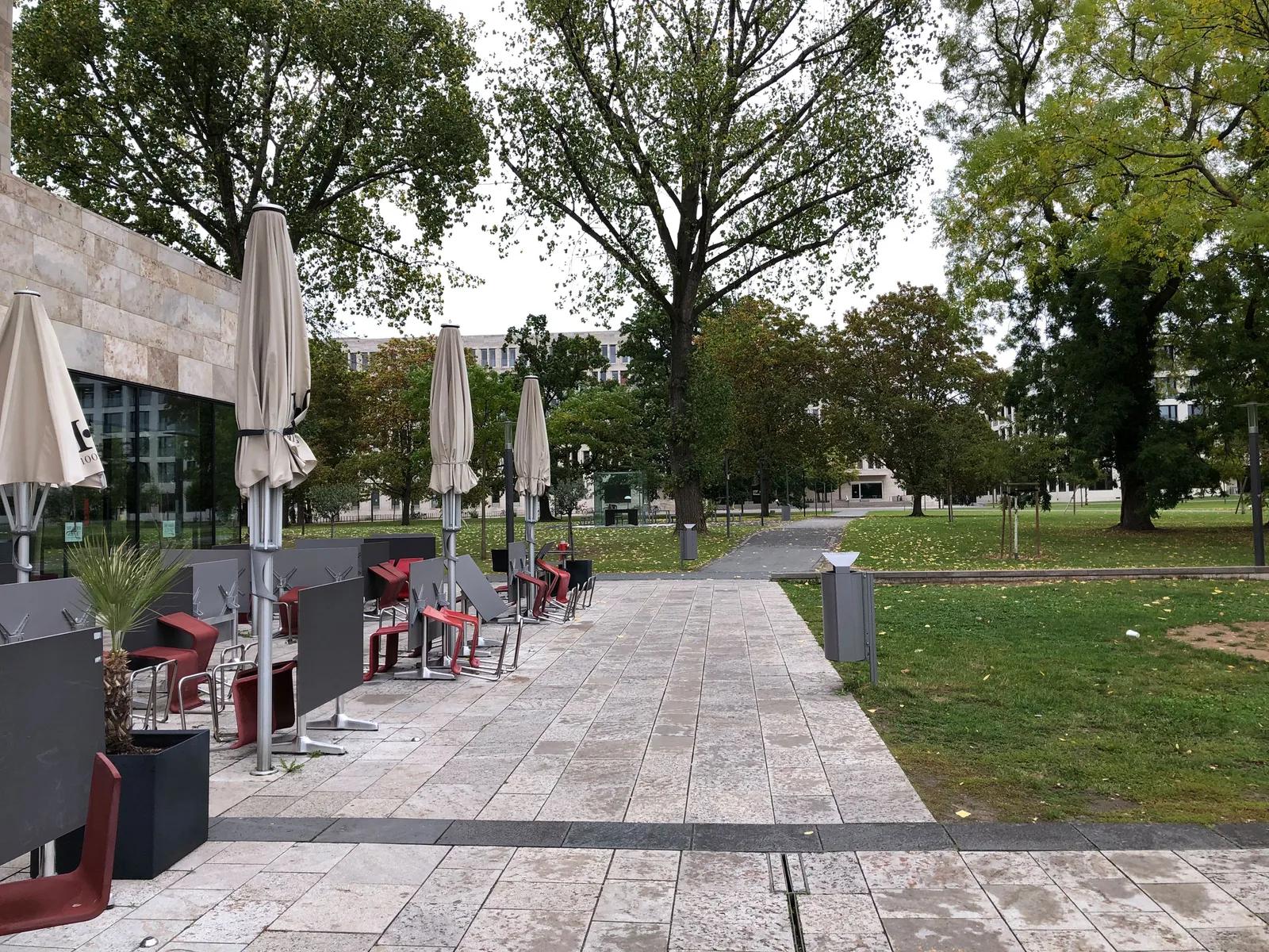 Kendo-behälter vor einem Café an der Goethe-Universität Frankfurt