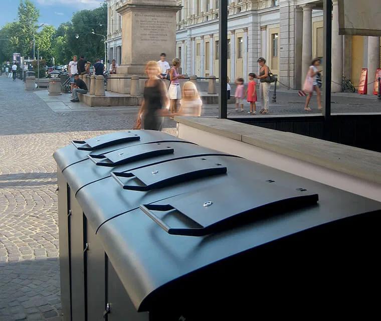 The BIOX line stands out for the curvature of the top which gives it a particular elegance.
The lid is shaped with a sloping angle to allow rainwater to run off and prevent improper placement of waste.