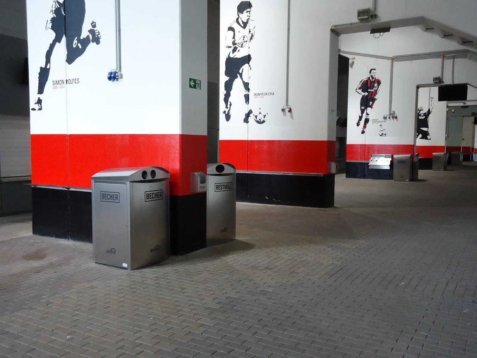 Mülltonnengaragen mit Einwürfen für Becher Stadion Leverkusen