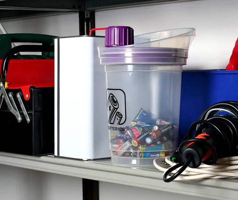 The combination of a transparent body with a coloured lid allows for easier collection of this particular type of waste.