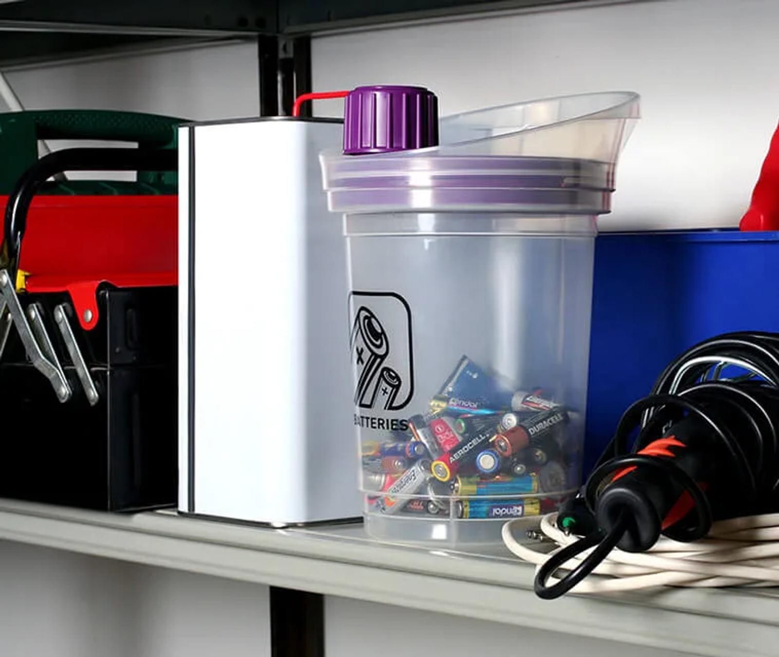 The combination of a transparent body with a coloured lid allows for easier collection of this particular type of waste.