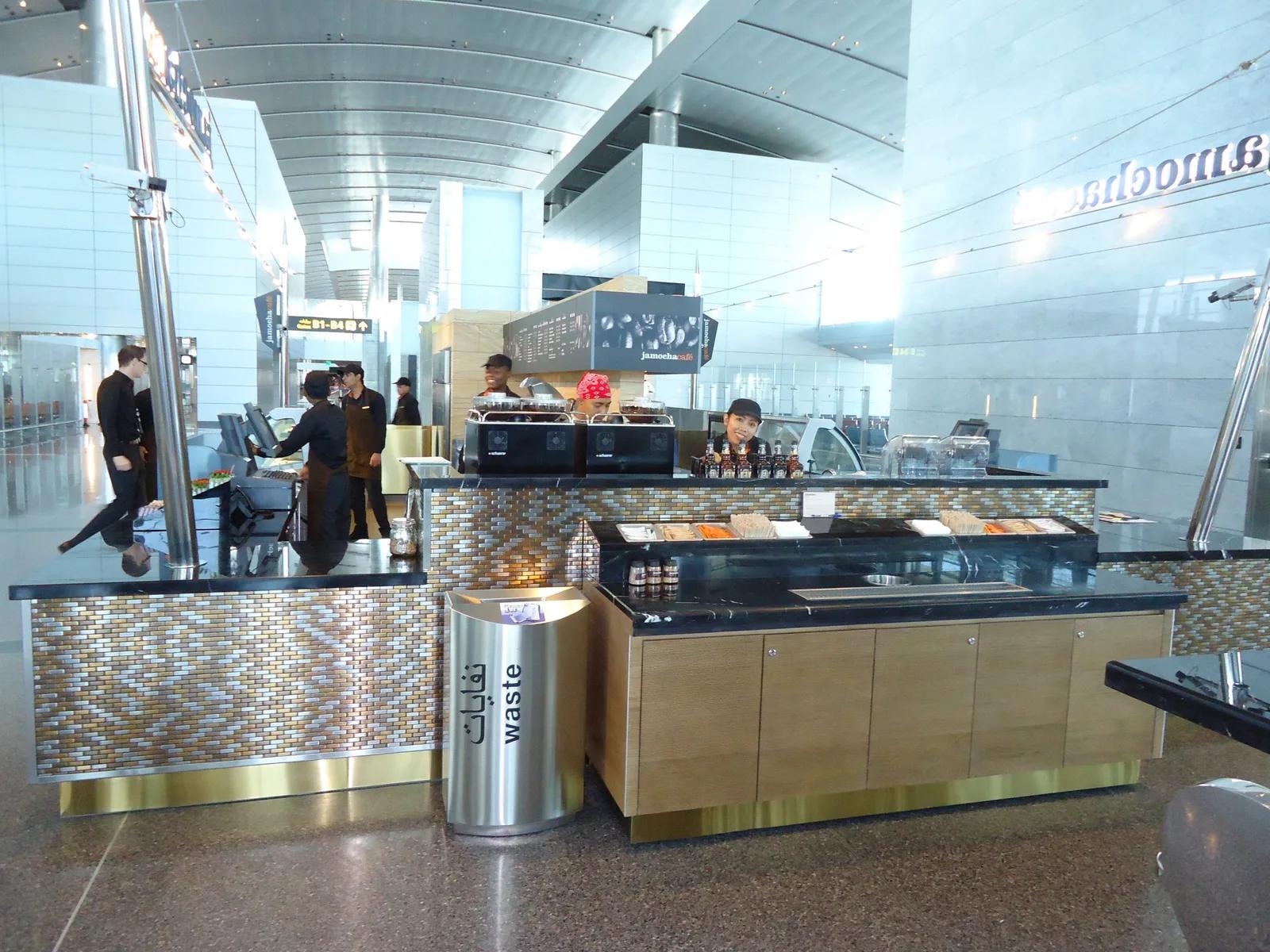 Imbiss am Hamad Airport mit Temptation-FFW1-Papierkorb
