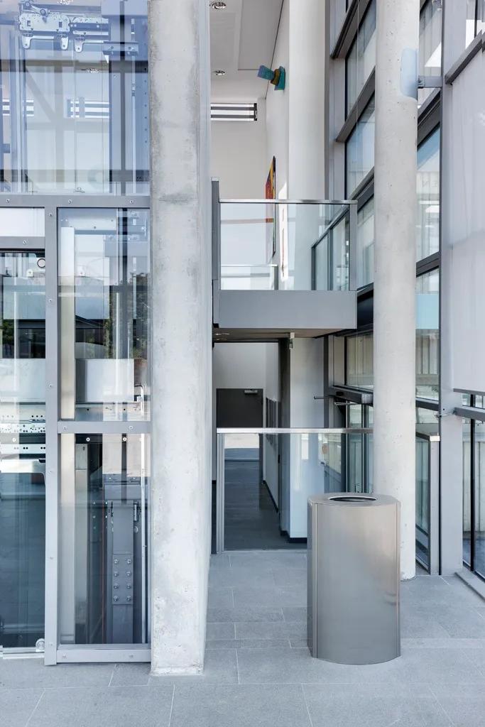 TJ21 Papierkorb vor einem Gebäude