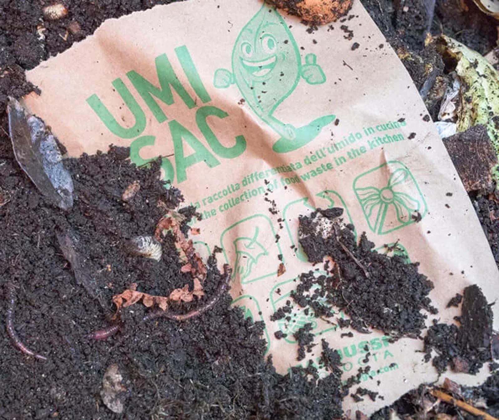 By far the ideal solution for a correct collection of kitchen food waste are compostable paper bags, OK-COMPOST certified.