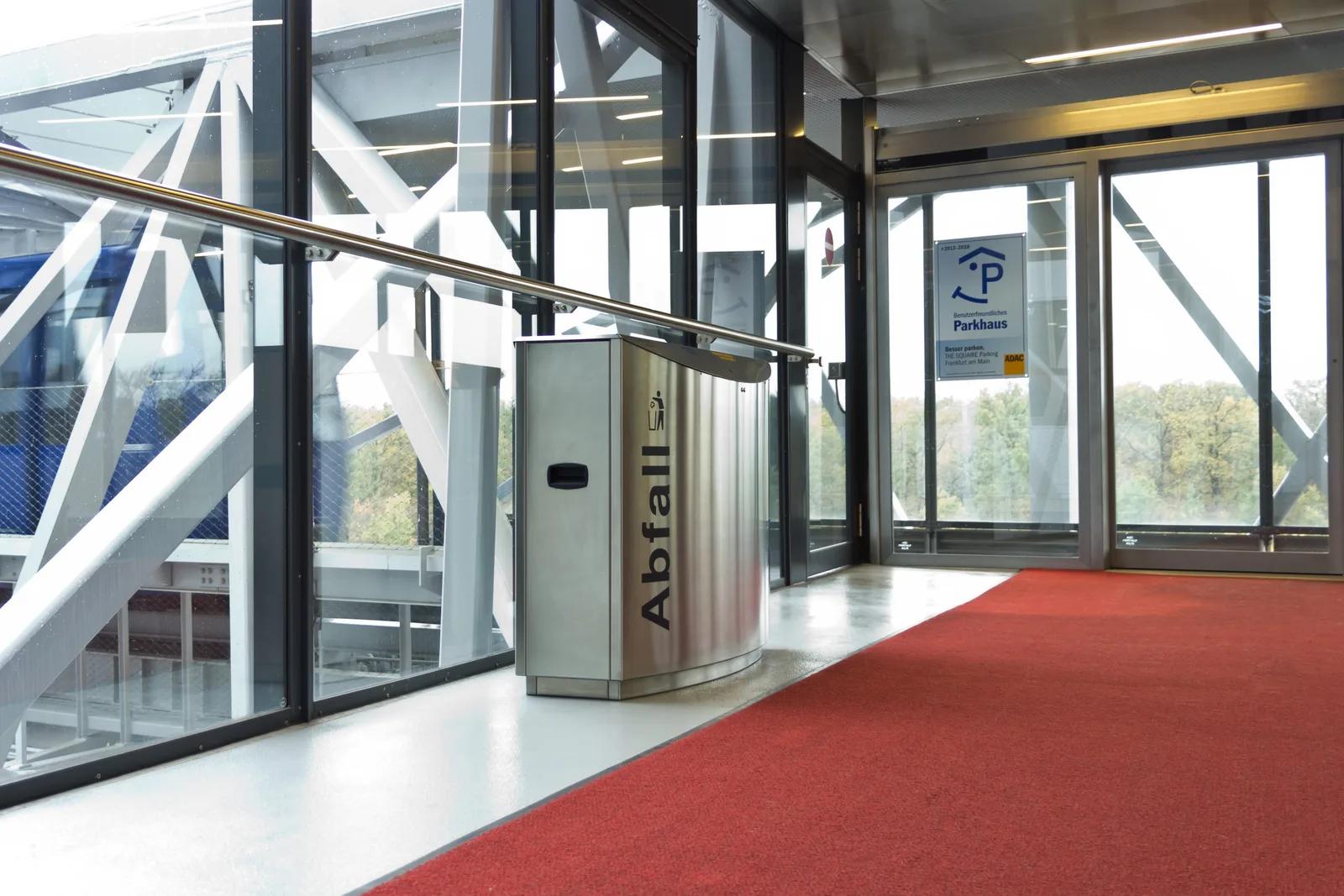 Temptation-Mülleimer in einem Parkhaus, Fraport