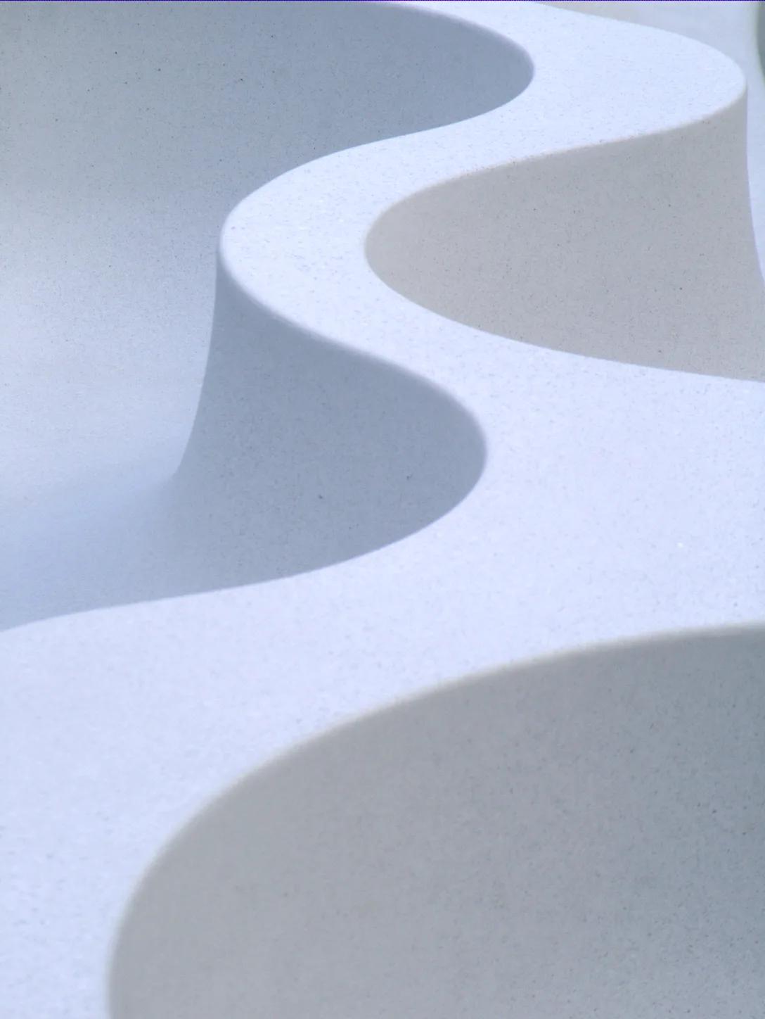 DETAIL OF THE SINUOUS SHAPES OF THE NAGUISA'S BACKREST
