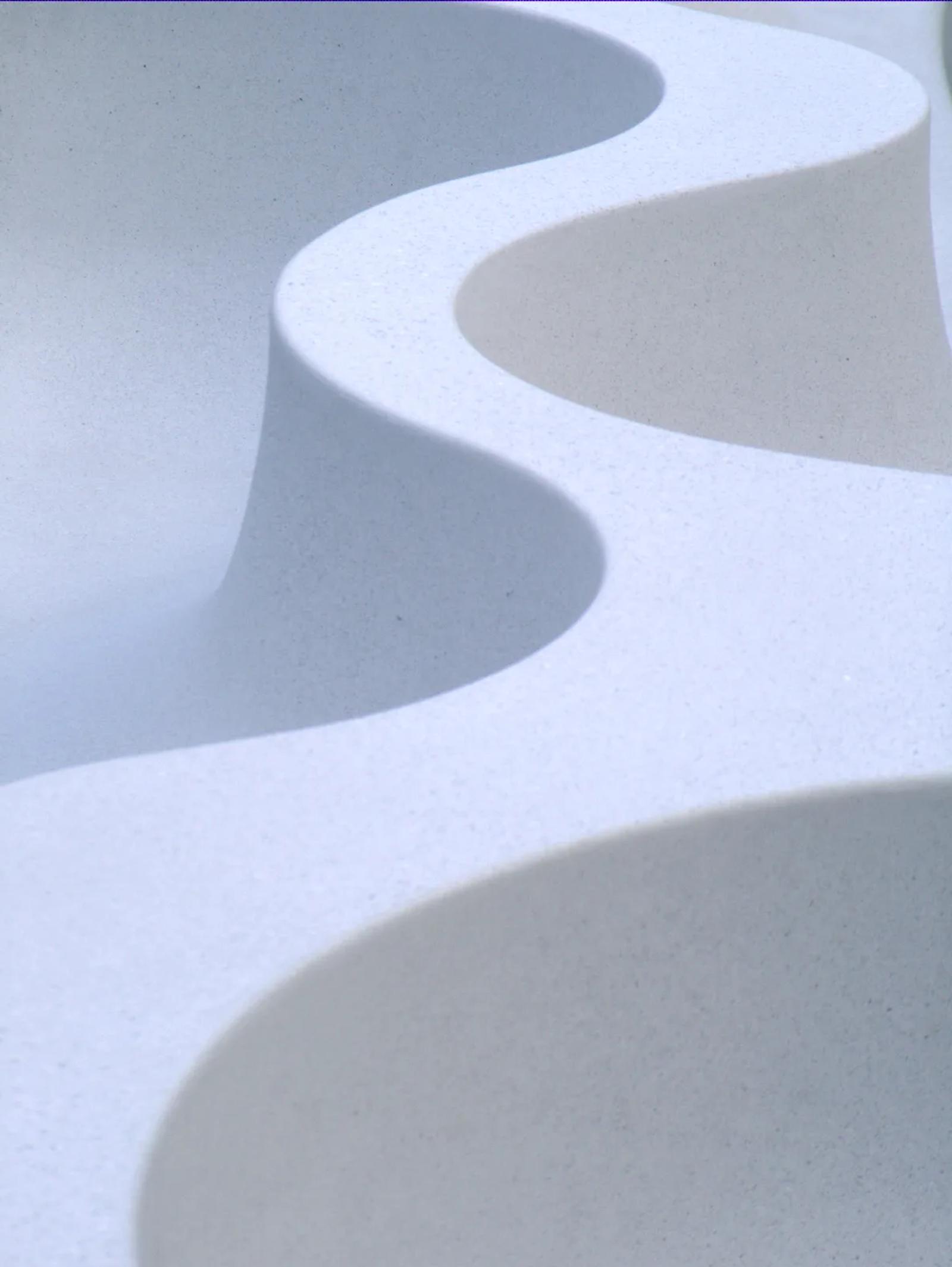 DETAIL OF THE SINUOUS SHAPES OF THE NAGUISA'S BACKREST