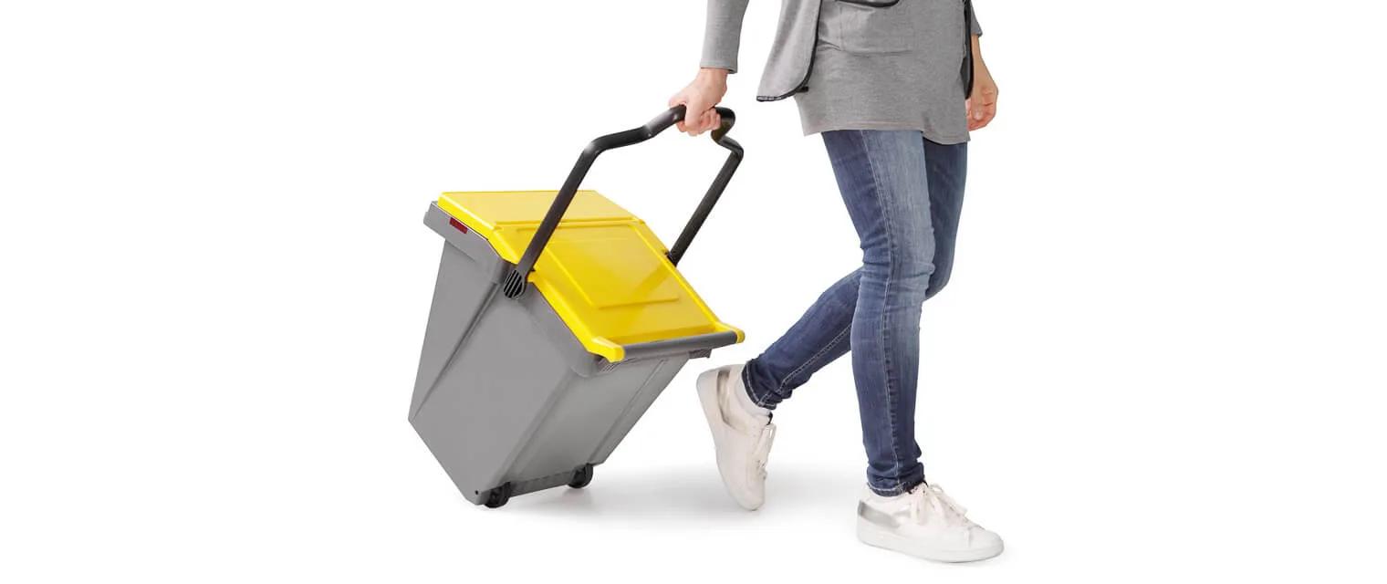 The unique feature of EASY TROLLEY is its trolley-type handling and transportation possibilities; an upwards pull blocks the handle while a downwards push unblocks it.