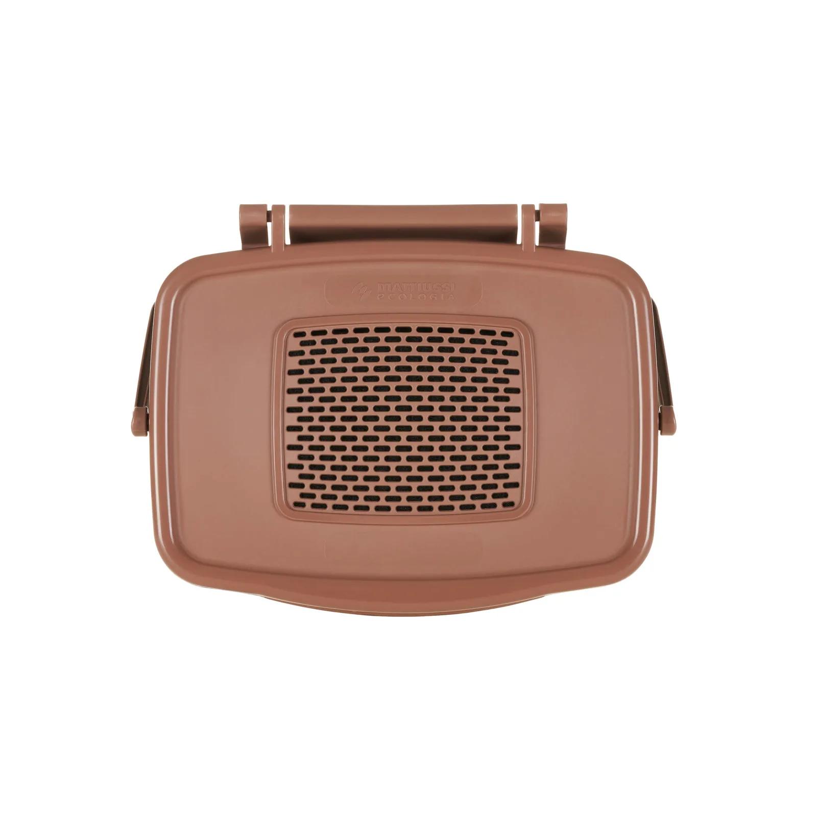 The large rectangular opening of the 5- and 7-litre MINIMAX PRO version facilitates even more inserting food waste directly from the plate.
Interesting the new matt finish of MINIMAX PRO 5 and 7, in the picture in a special light brown colour.